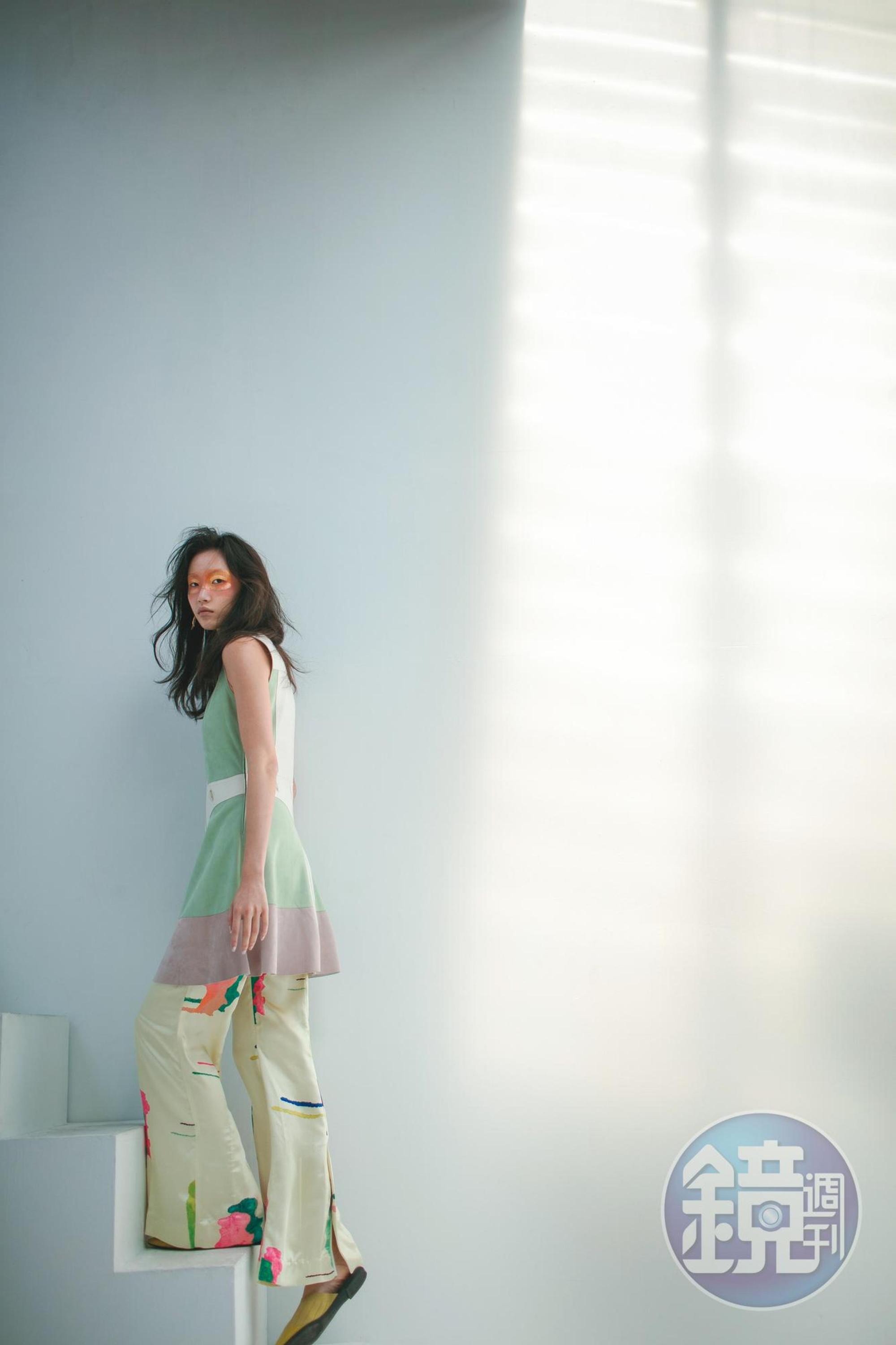 撞色拼接皮革洋裝，NT$76,600，by LONGCHAMP；緞面色塊長褲，NT$2,999 by H&M STUDIO；芥末綠針織穆勒拖鞋，NT$1,590，by CHARLES & KEITH；Bonnie耳環，NT$14,100，by CHLOE。