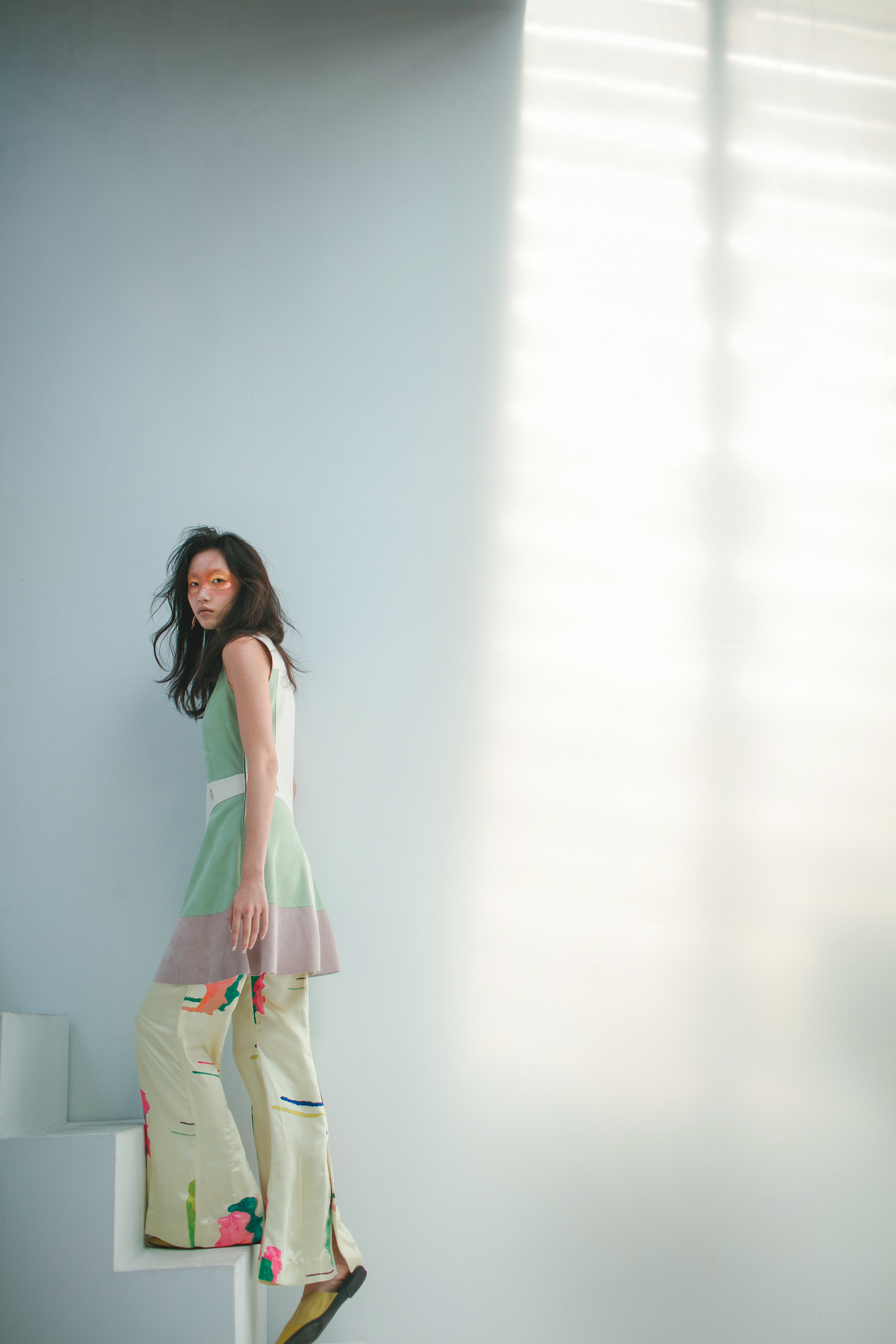 撞色拼接皮革洋裝,NT$76,600,by LONGCHAMP;緞面色塊長褲,NT$2,999 by H&M STUDIO;芥末綠針織穆勒拖鞋,NT$1,590,by CHARLES & KEITH;Bonnie耳環,NT$14,100,by CHLOE。