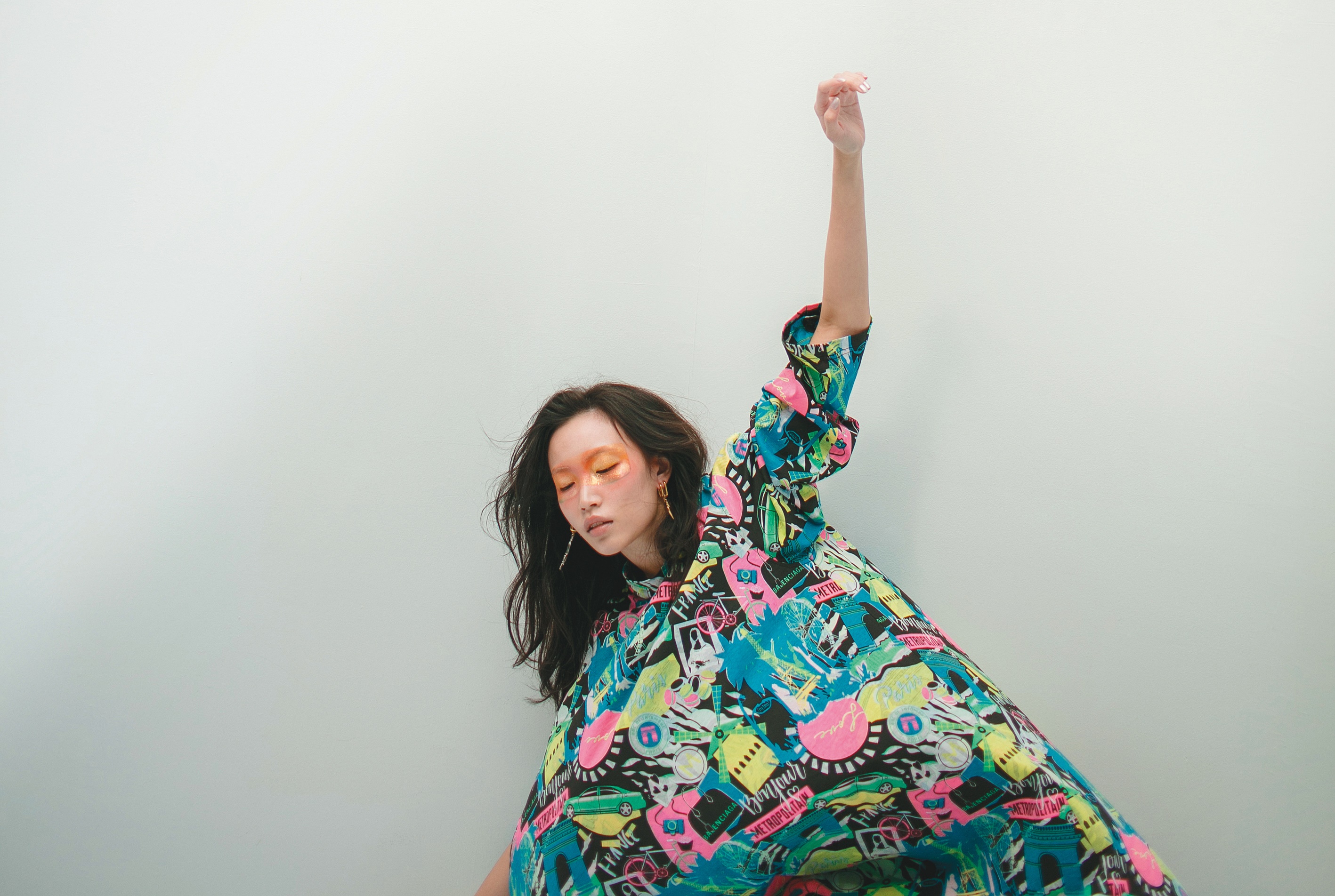 彩色色塊oversize上衣，價格店洽，by BALENCIAGA；Bonnie耳環，NT$14,100，by CHLOE。