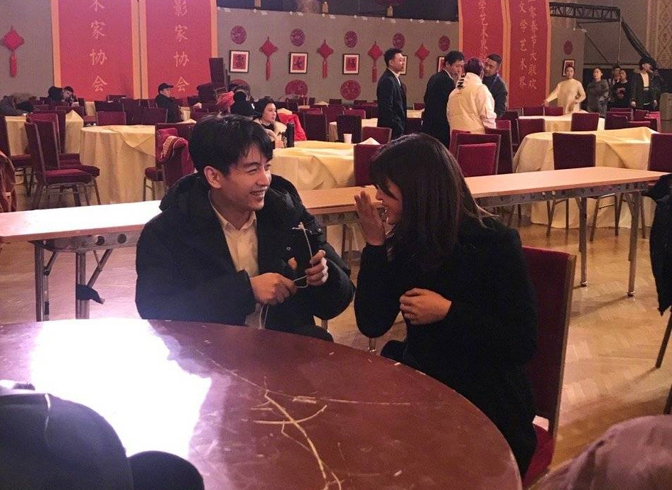 陳曉不知說了什麼，逗得陳妍希笑不停。（翻攝自娛樂有飯微博）