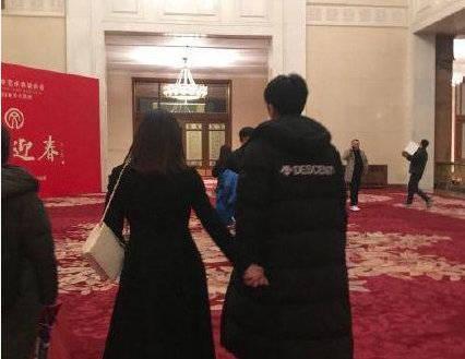 兩人離開時也是十指緊扣。（翻攝自微博）