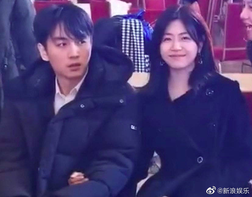 陳妍希見到有人偷拍，大方面對鏡頭微笑。（翻攝自娛樂有飯微博）