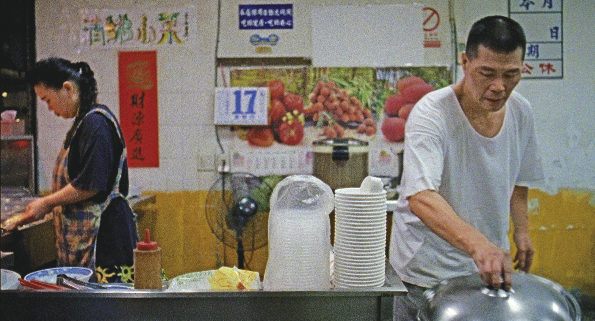 妮可與工作人員一入夜就到清粥小菜店「蹲點」，店主夫婦切菜、打蛋到煮菜的過程全部入鏡。（金馬執委會提供）
