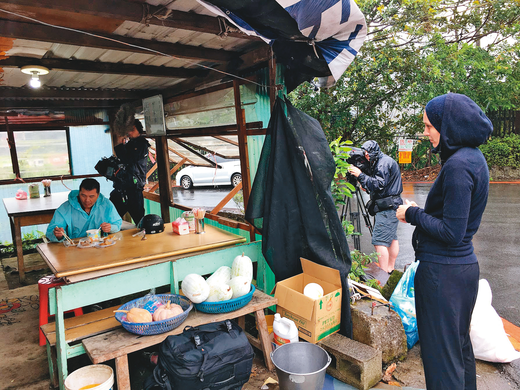 語言隔閡讓妮可（右）在拍片時更專注觀察所拍攝的人事物，反而成為優勢。（妮可富格勒提供）