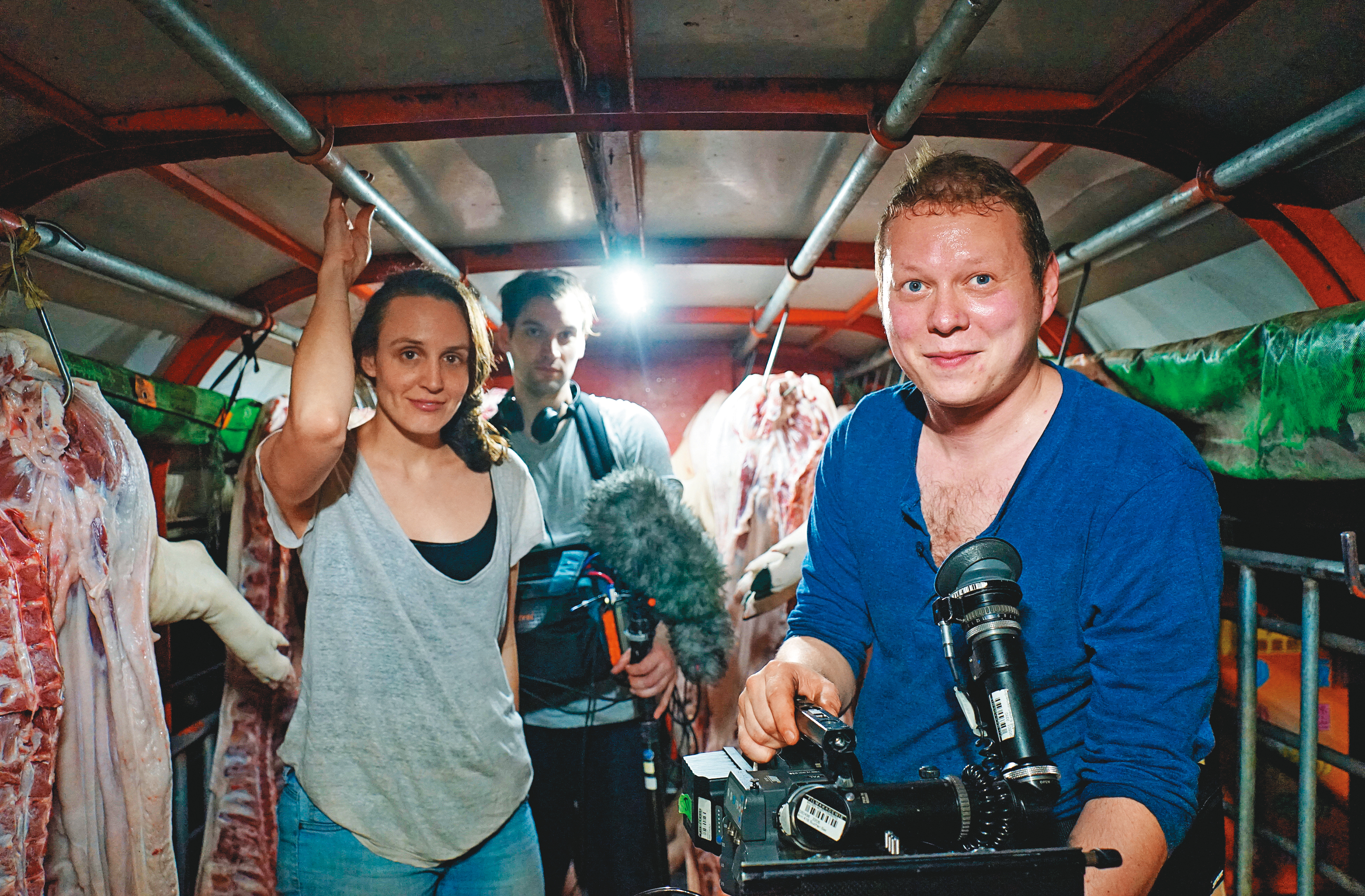 妮可富格勒（左一）拍紀錄片前擔任過電視台記者，至今仍以特約身分執行企畫案。（妮可富格勒提供）