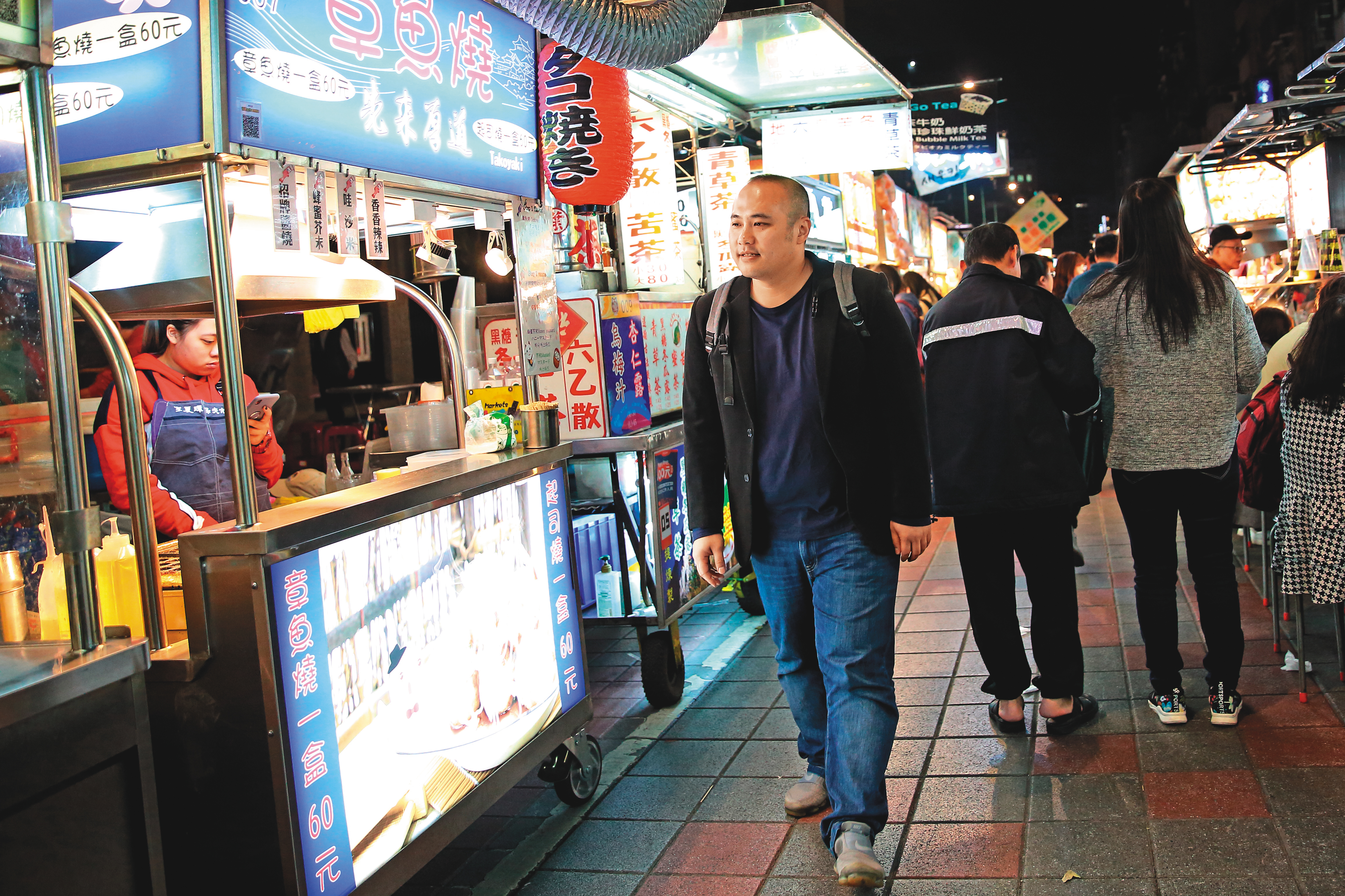 潘威達從小在寧夏夜市長大，每一攤他都能如數家珍地介紹。