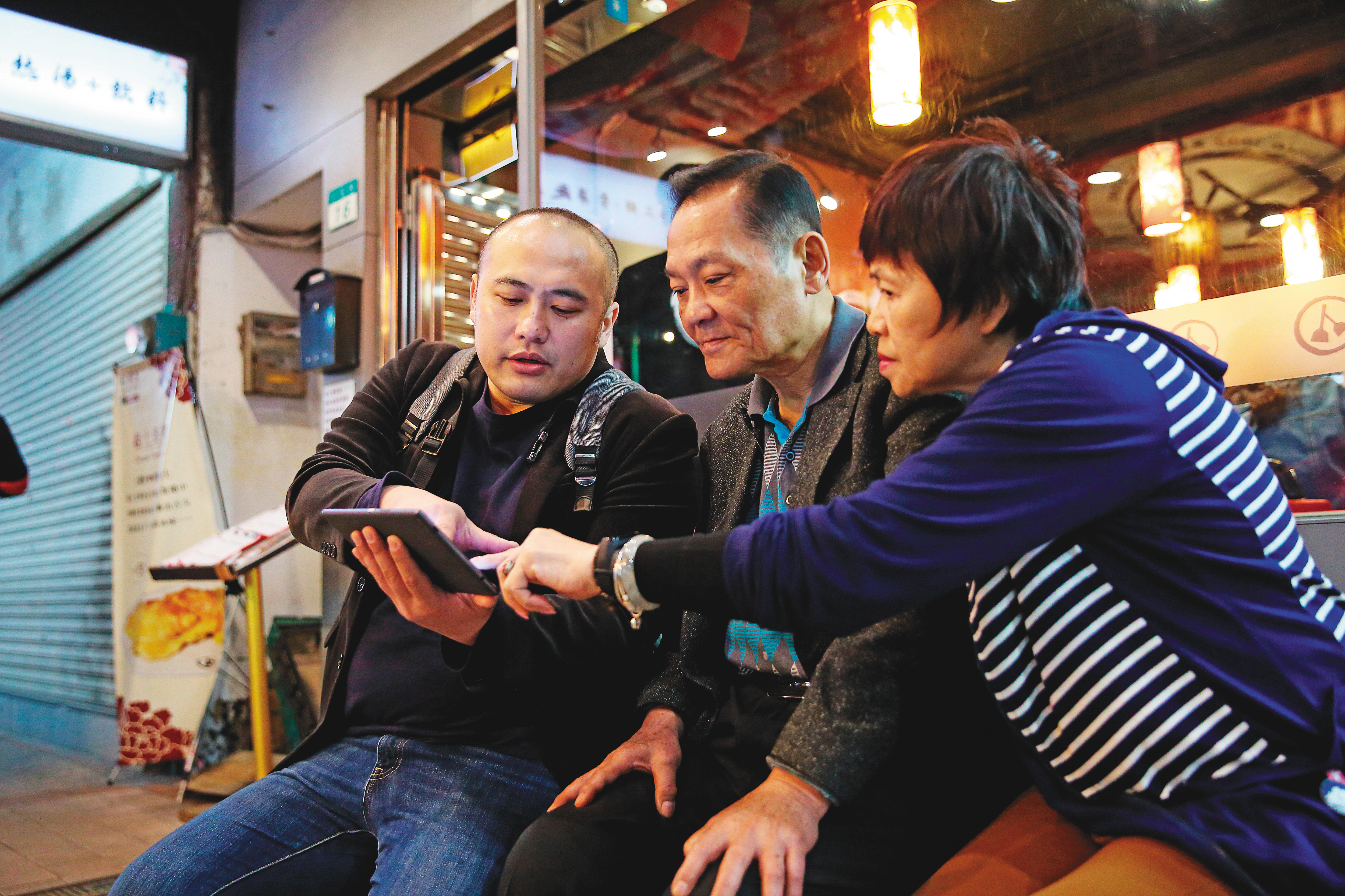 經歷過事業低潮，潘威達（左）懂得感恩，與父母（中、右）關係也越來越好。