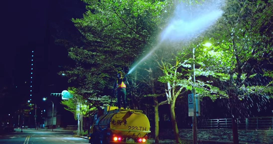 《大聲說話》影片中一幕灑水車，讓人想到港人在街頭爭取民主，卻遭警方以水柱鎮壓。（翻攝自蔡英文YouTube）
