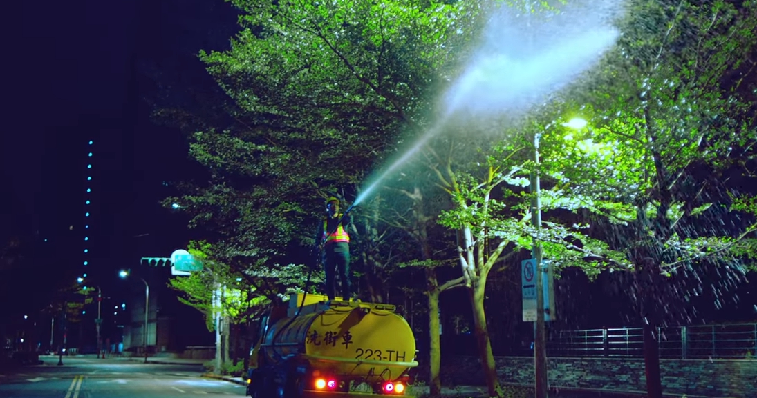 《大聲說話》影片中一幕灑水車，讓人想到港人在街頭爭取民主，卻遭警方以水柱鎮壓。（翻攝自蔡英文YouTube）
