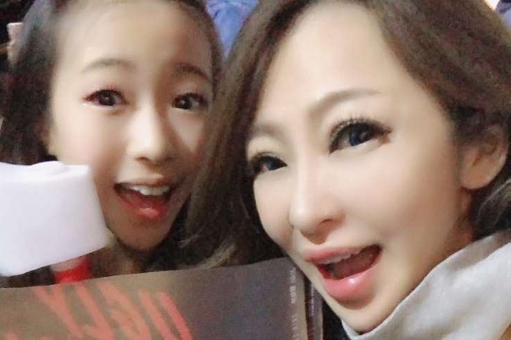 妞妞抽空帶師妹宥臻觀賞偶像蔡依林的演唱會，被誤認是母女。（酷思玩創意工作室提供）