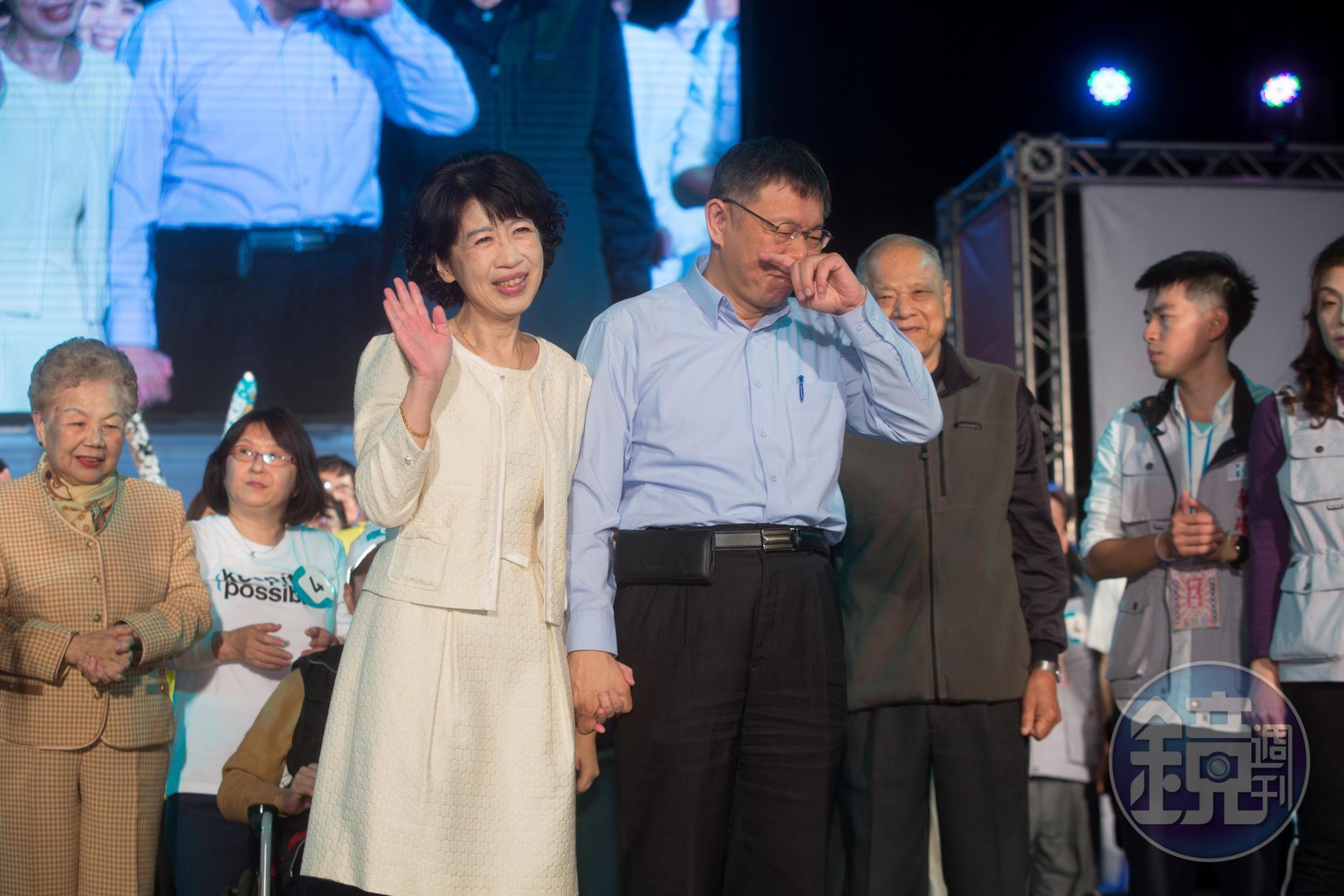 台北市長柯文哲被問到陳佩琪(左2)覺得被蔡英文當白痴一事,柯文哲表示,他只能跟陳佩琪講說拜託妳少寫。圖為資料照。