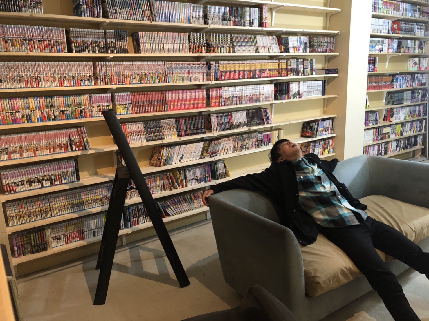 日本一對父母幫兒子打造夢幻的漫畫間，羨煞不少網友。（翻攝推特：yudai112535）