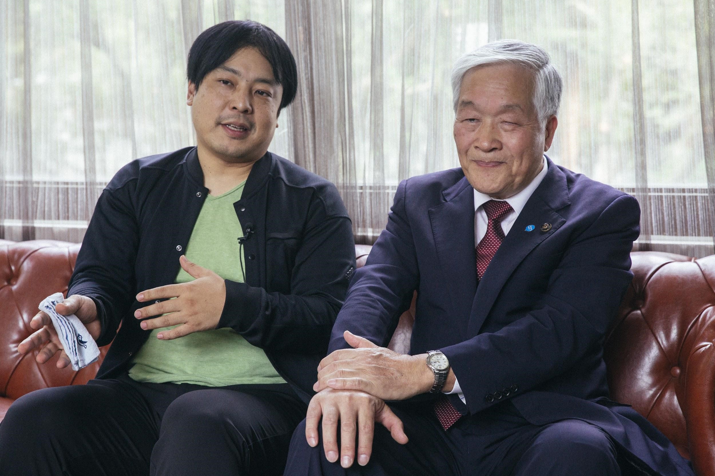 大森研一(左)編導的《與昨日同行》,獲新居濱市市長石川勝行(右)大力促成拍攝。