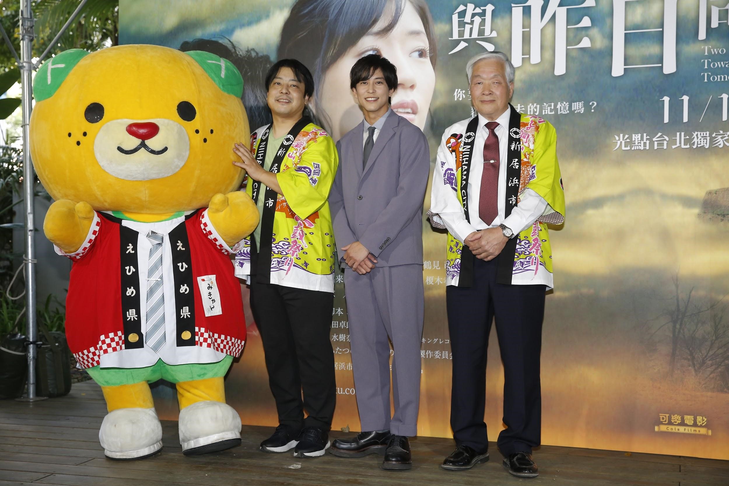 佐野岳(中)合體導演大森研一(左)、新居濱市市長石川勝行(右),訪台宣傳《與昨日同行》力拚觀光。