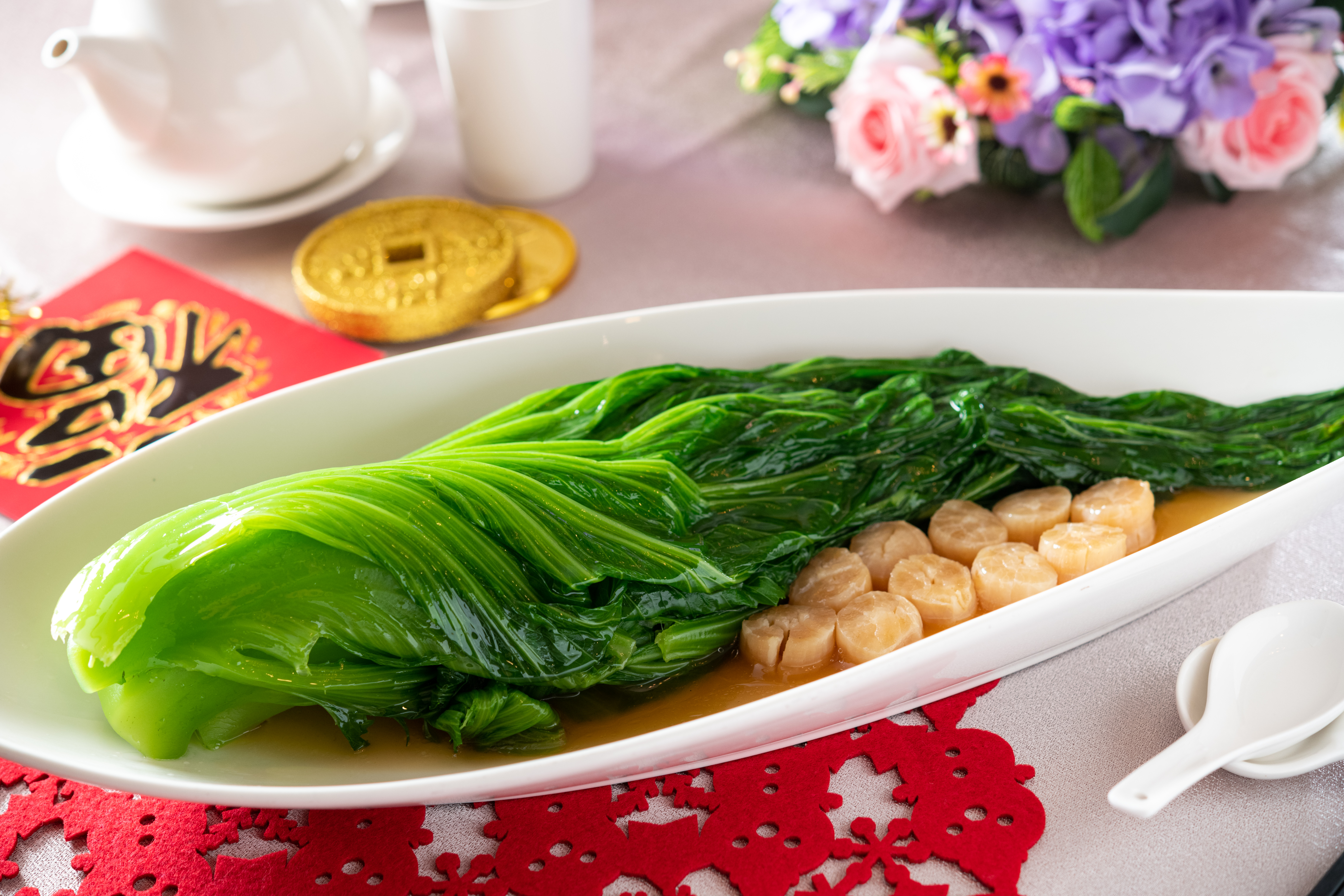 「瑤柱長年菜」選用北海道野生瑤柱，鮮味清甜。（1,000元／份，可外帶）