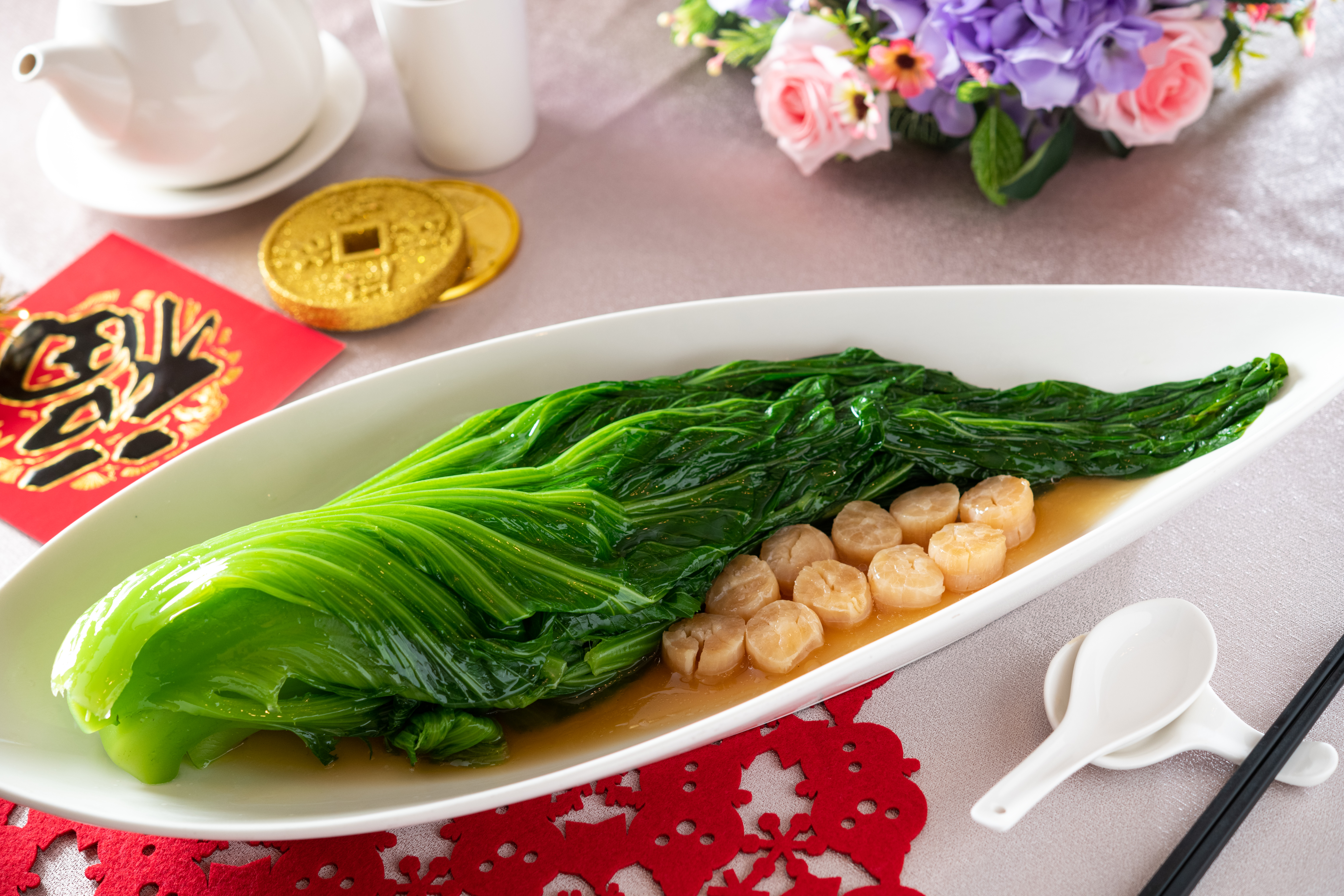 「瑤柱長年菜」選用北海道野生瑤柱，鮮味乾淨清甜。（1,000元／份，可外帶）