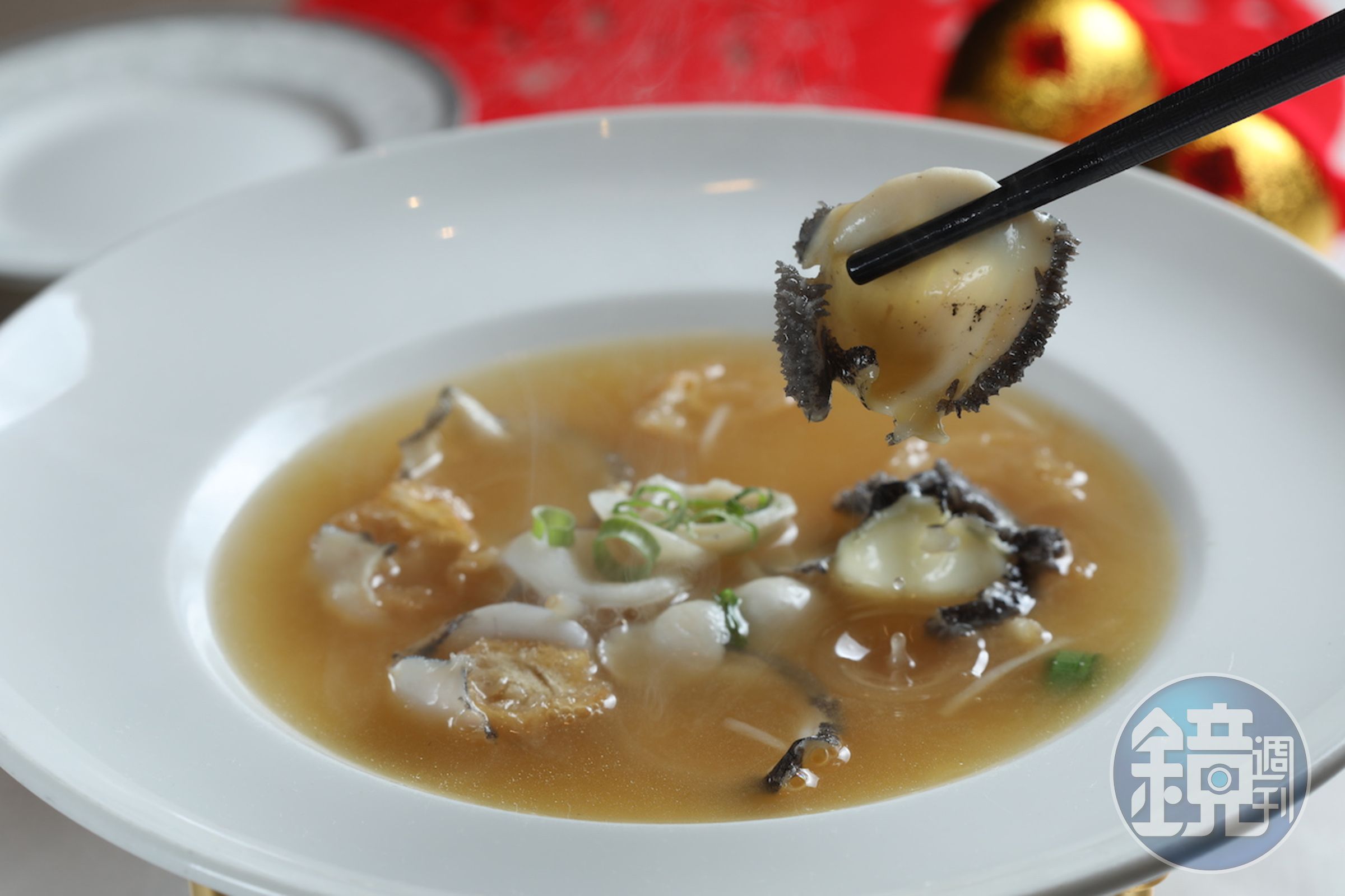 招牌「過橋鮑魚」鮮甜湯頭會黏嘴。（780元／份）