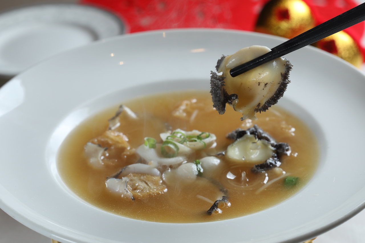 招牌「過橋鮑魚」鮮甜湯頭會黏嘴。（780元／份）