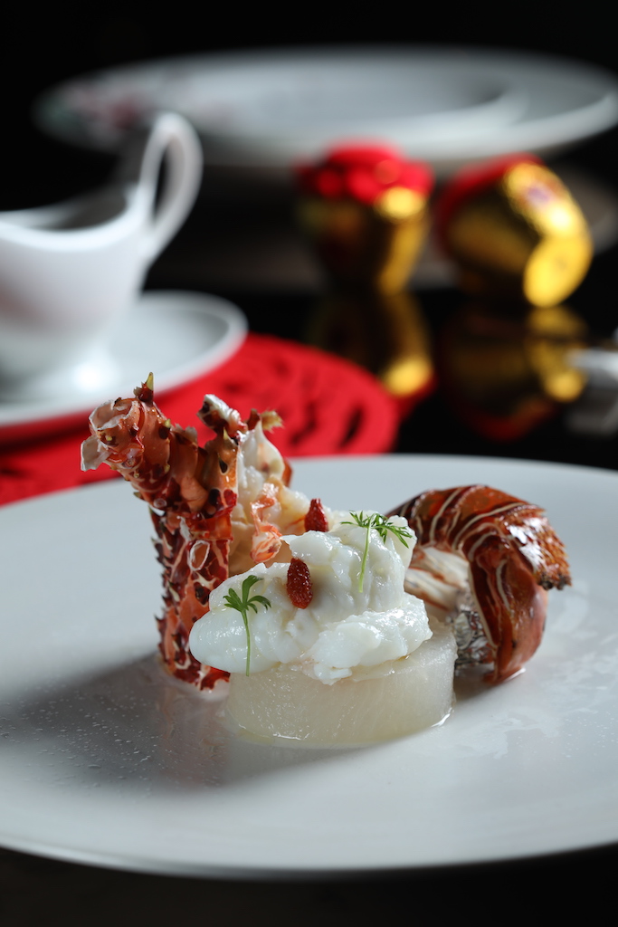 「鮮露蒸龍蝦」原味鮮美。（頤宮中餐廳圍爐宴菜色，，300元／兩，圖示約3,600元／12兩）