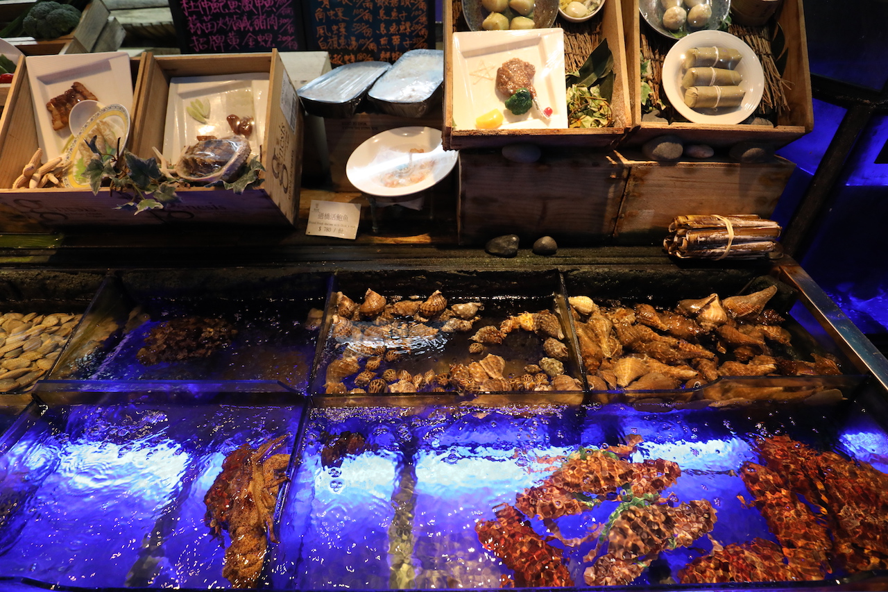 「真的好海鮮餐廳」有一區獨立的水族箱區，依溫度不同擺放多樣海鮮。