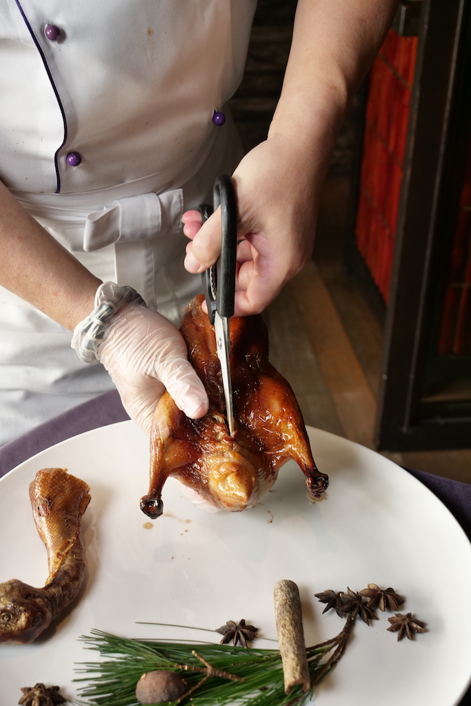 頤宮中餐廳招牌先知鴨得趁熱連肉帶骨剪下。（頤宮招牌菜，需2天前預訂，2,980元／隻）