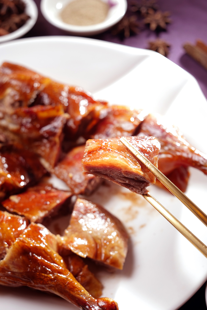 「先知鴨」肉質緊實、脆皮嫩肉，嘗得到帶骨架的甜美。（頤宮招牌菜，需2天前預訂，2,980元／隻）