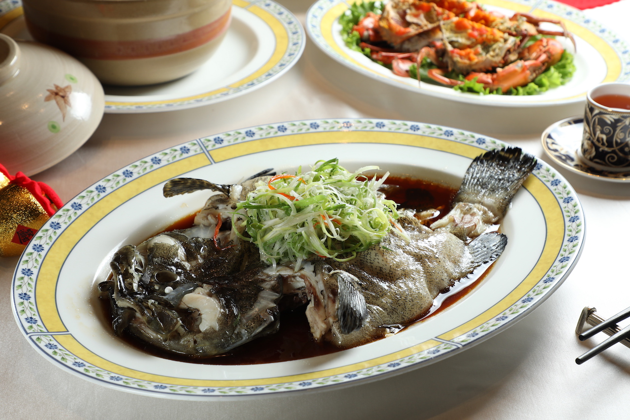 「清蒸海上鮮」選用活石斑，魚肉細緻，魚皮帶膠質。（好吉祥年菜外帶，9,800元菜色）