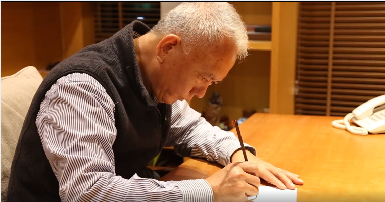 魏應充對一路支持的親友表達感謝，親自以毛筆寫下24字感言。（翻攝自魏應充臉書）