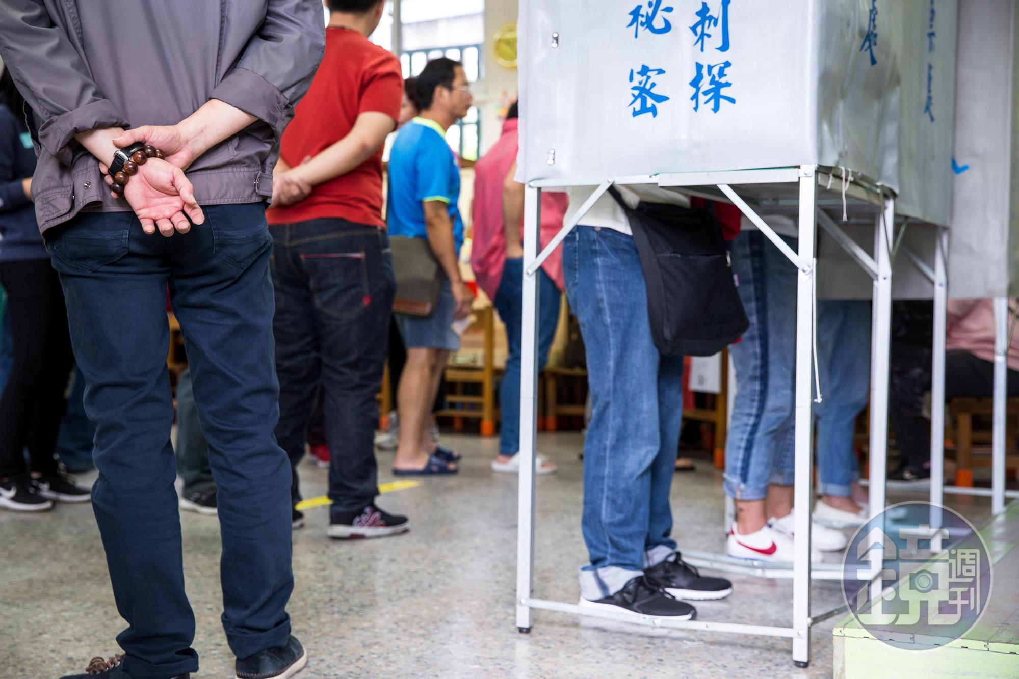 2020總統、副總統及立法委員選舉將在本週六登場，今年政黨票上有19個政黨角逐，讓選票長度破紀錄。圖為資料照。