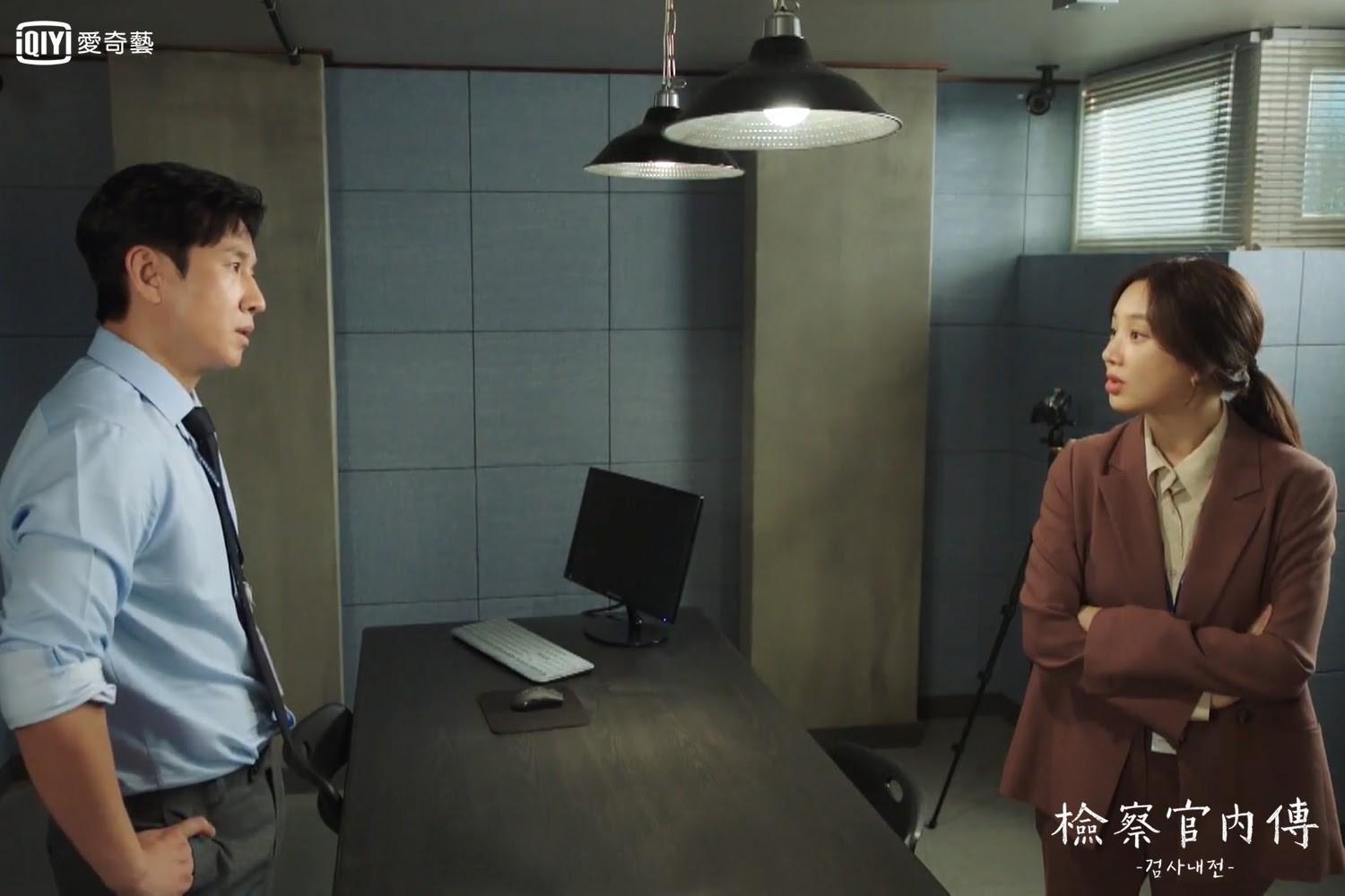 李善均（左）與鄭麗媛（右）在戲中雖是大學前後輩，但關係水火不容。（愛奇藝台灣站提供）