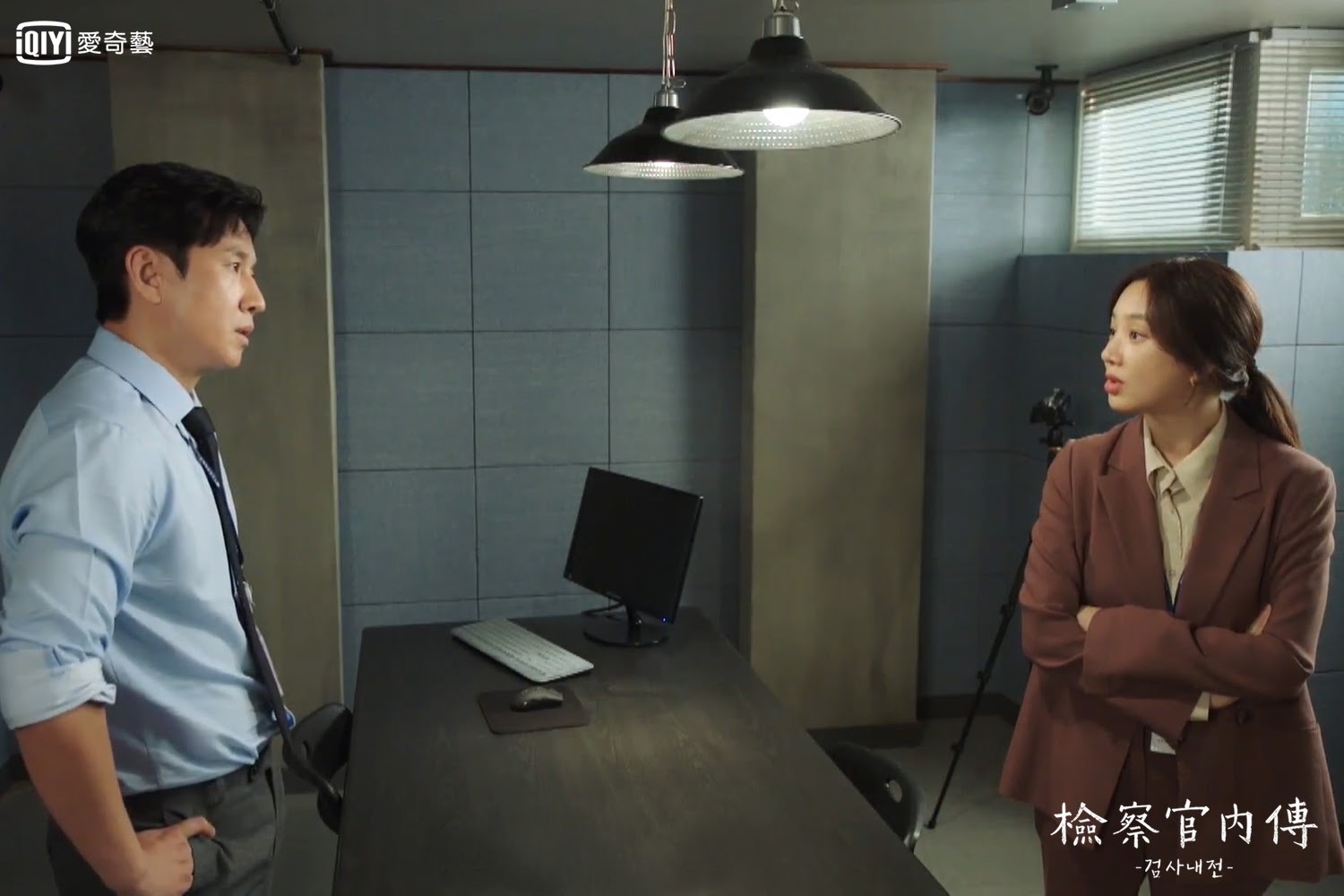 李善均（左）與鄭麗媛（右）在戲中雖是大學前後輩，但關係水火不容。（愛奇藝台灣站提供）