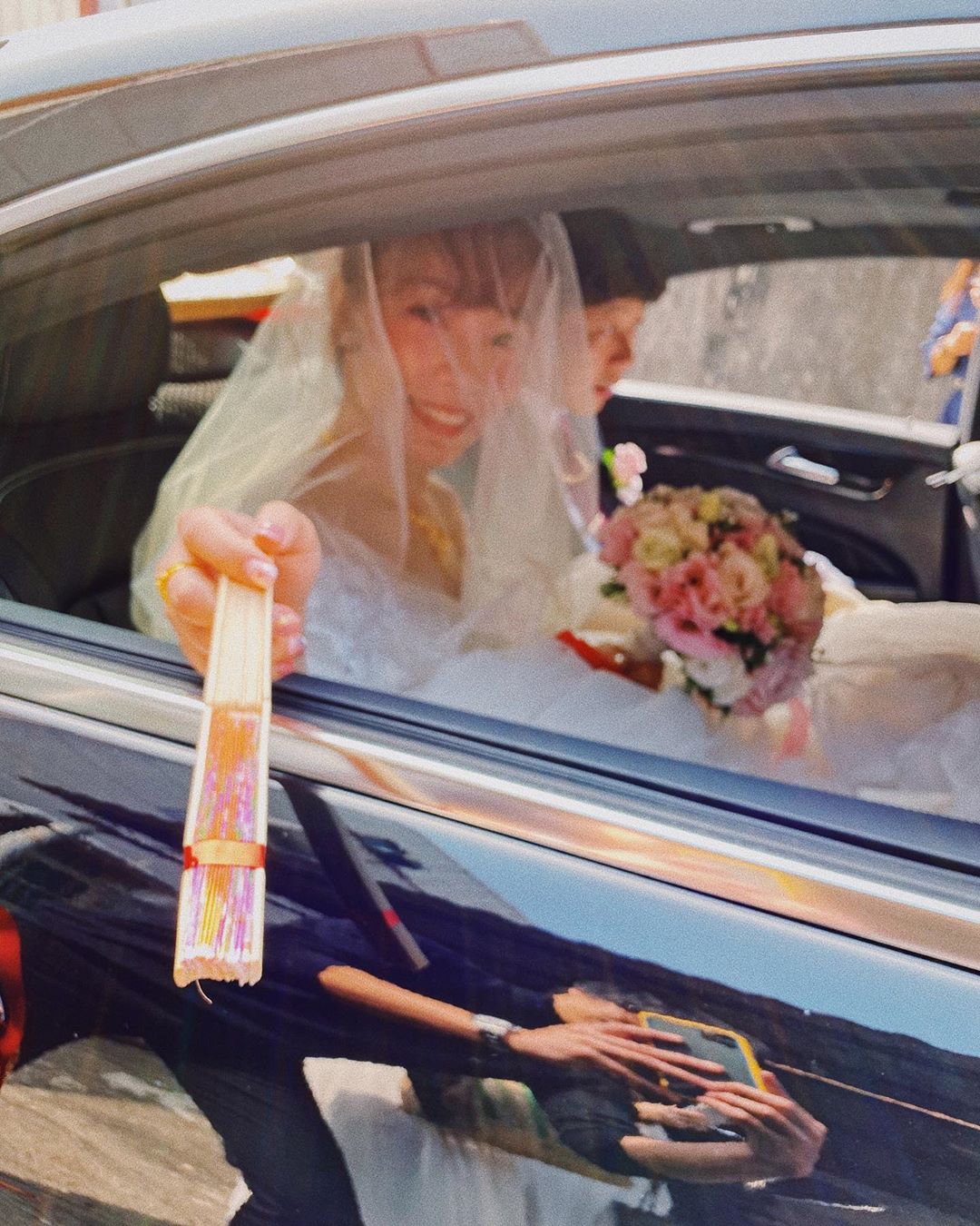 盧廣仲妹妹長相甜美，對鏡頭露出溢著幸福的笑容。（翻攝自盧廣仲IG）