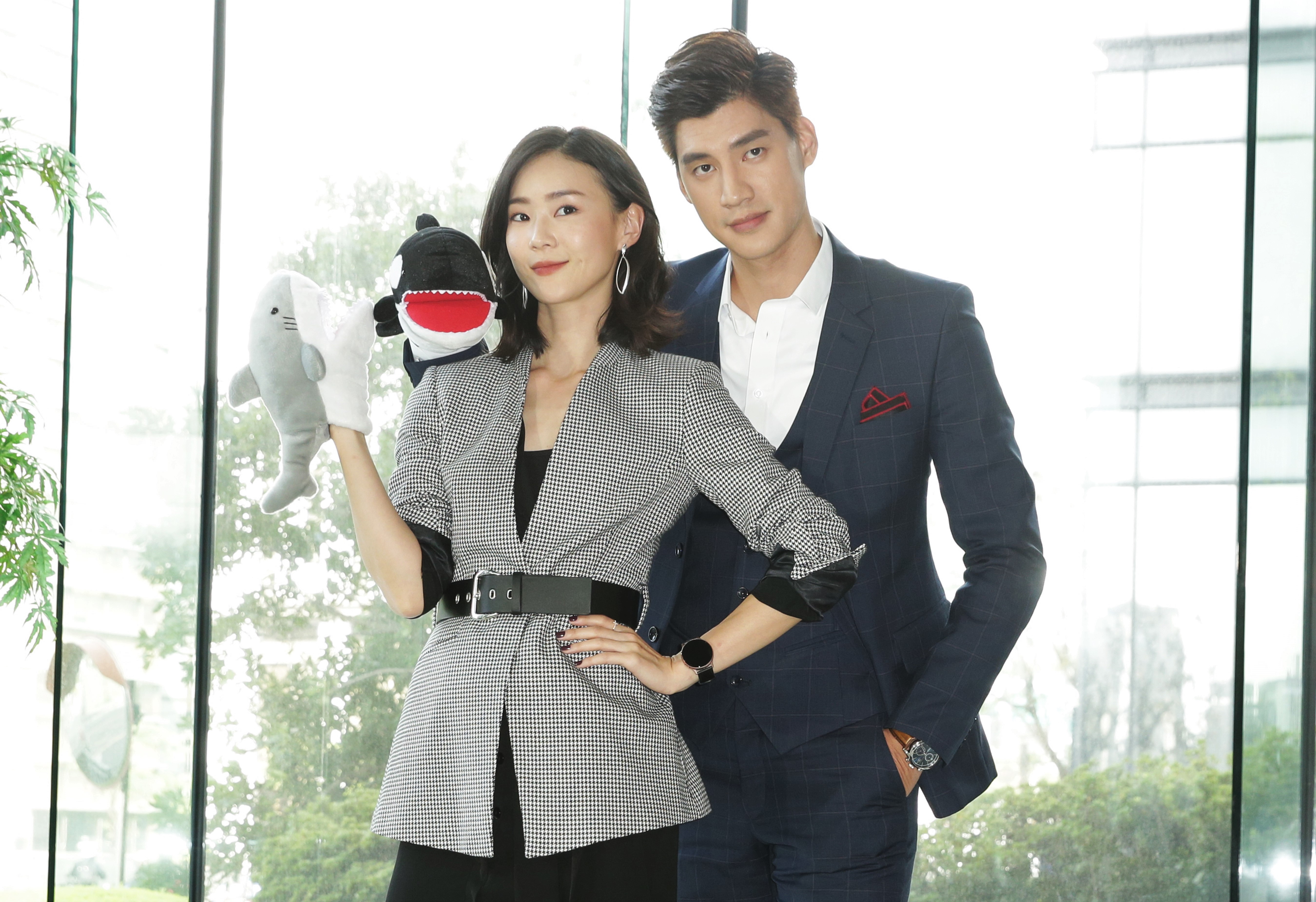 羅宏正（右）在偶像劇《跟鯊魚接吻》中將與鍾瑶（左）有精采對手戲。