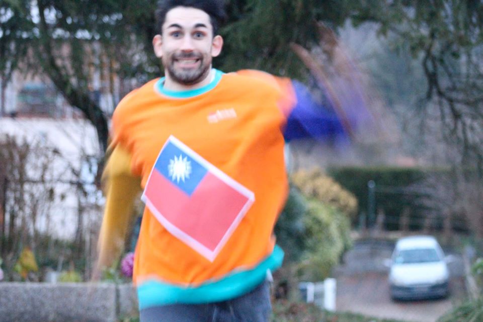 法國網紅「酷（Ku）」拜託台灣人記得去投票。（翻攝臉書粉專「酷的夢- Ku's dream」）