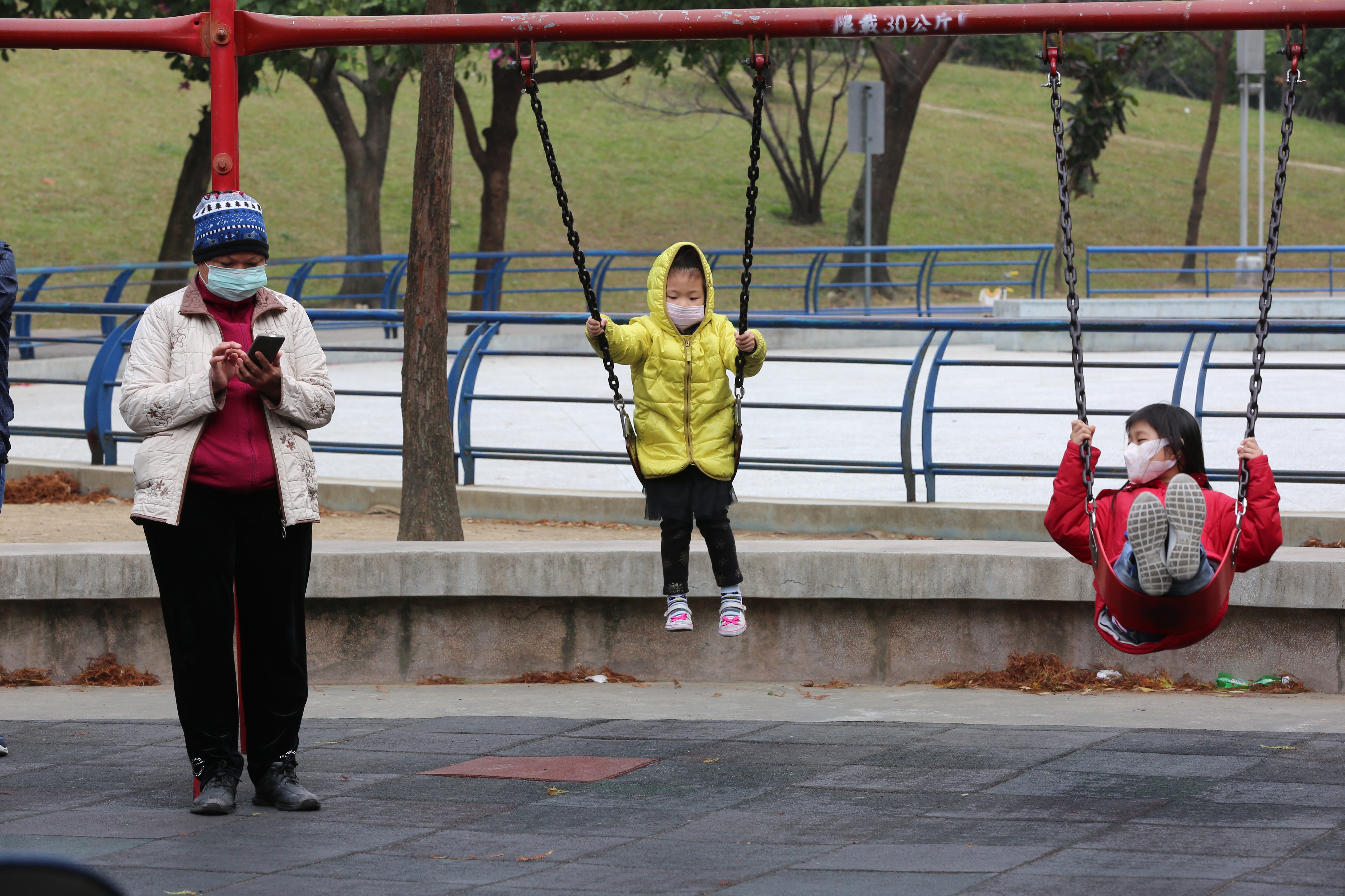 今（9日）晨為冷空氣最強的時候，中部以北到東北部掉到13-15度，新竹、苗栗地區溫度約落在11度。