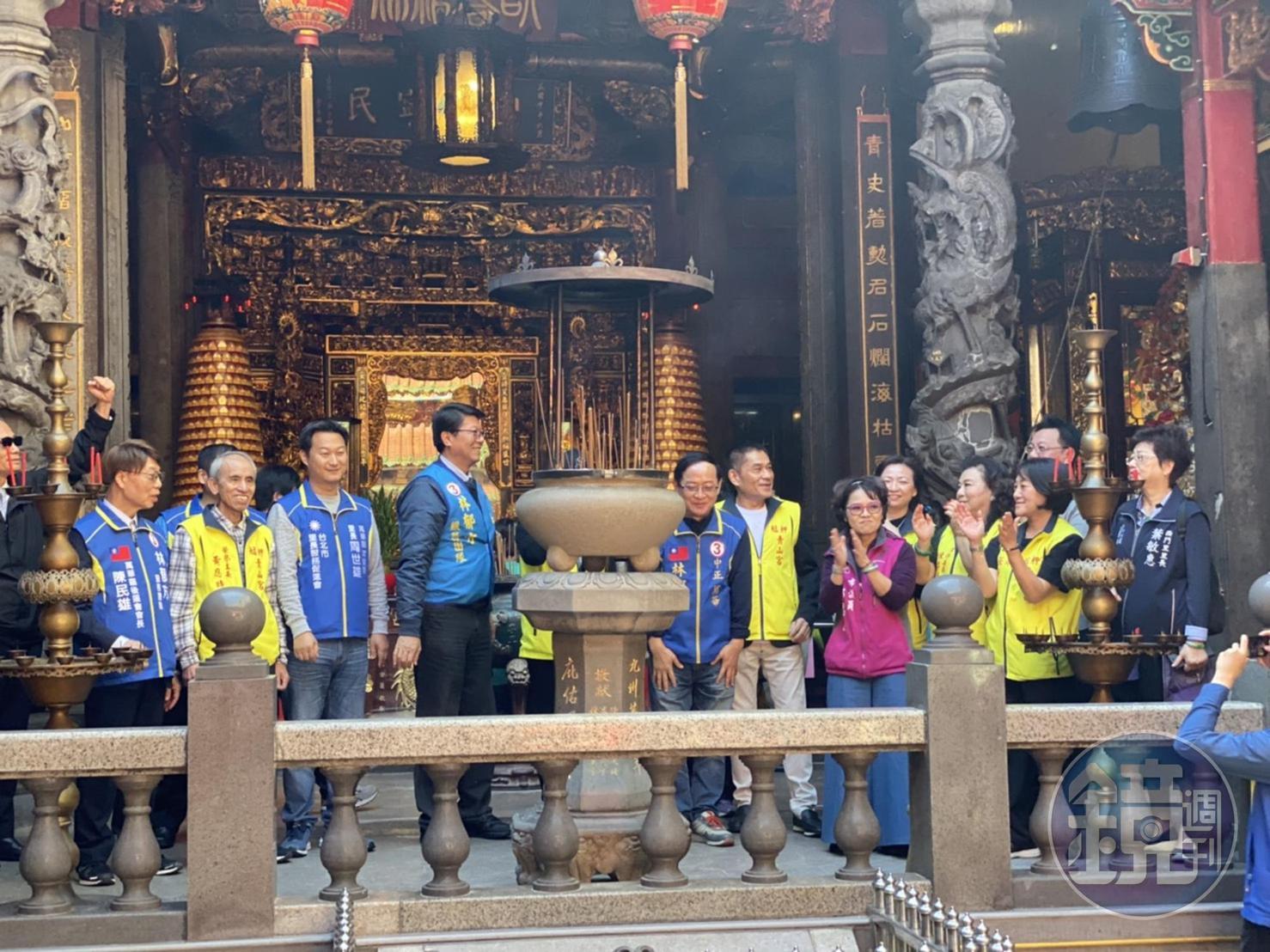 北市知名廟宇青山宮成藍綠必爭之地，國民黨候選人利用寒冬送暖活動尋求支持。（讀者提供）