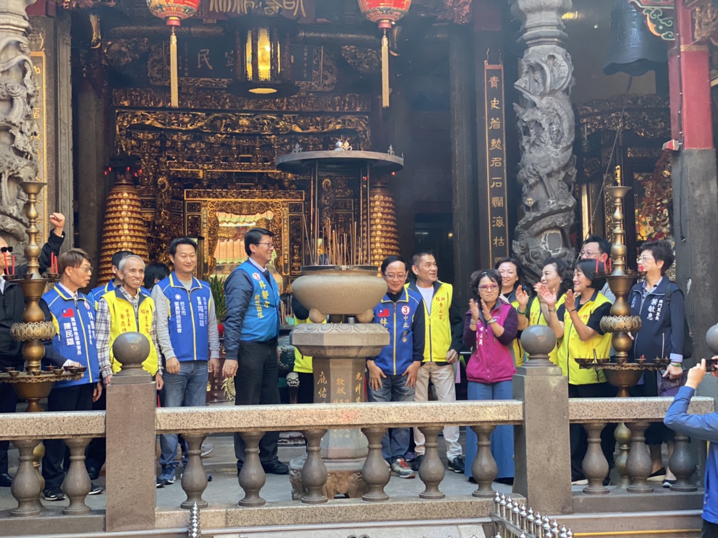 北市知名廟宇青山宮成藍綠必爭之地，國民黨候選人利用寒冬送暖活動尋求支持。（讀者提供）