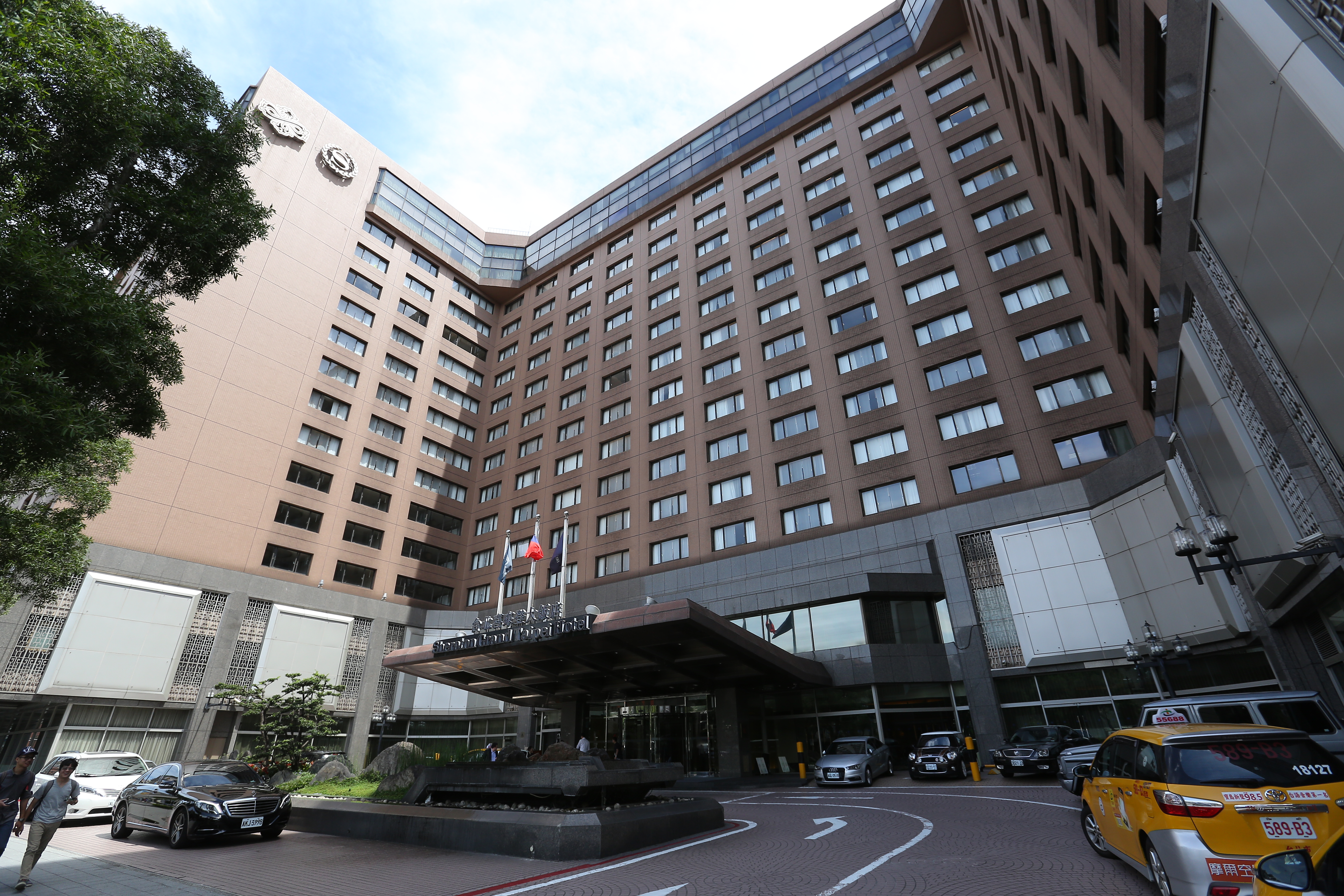 REITs的信託投資標的包括飯店、商場，可以讓一般投資人輕鬆以小額資金成為包租公。