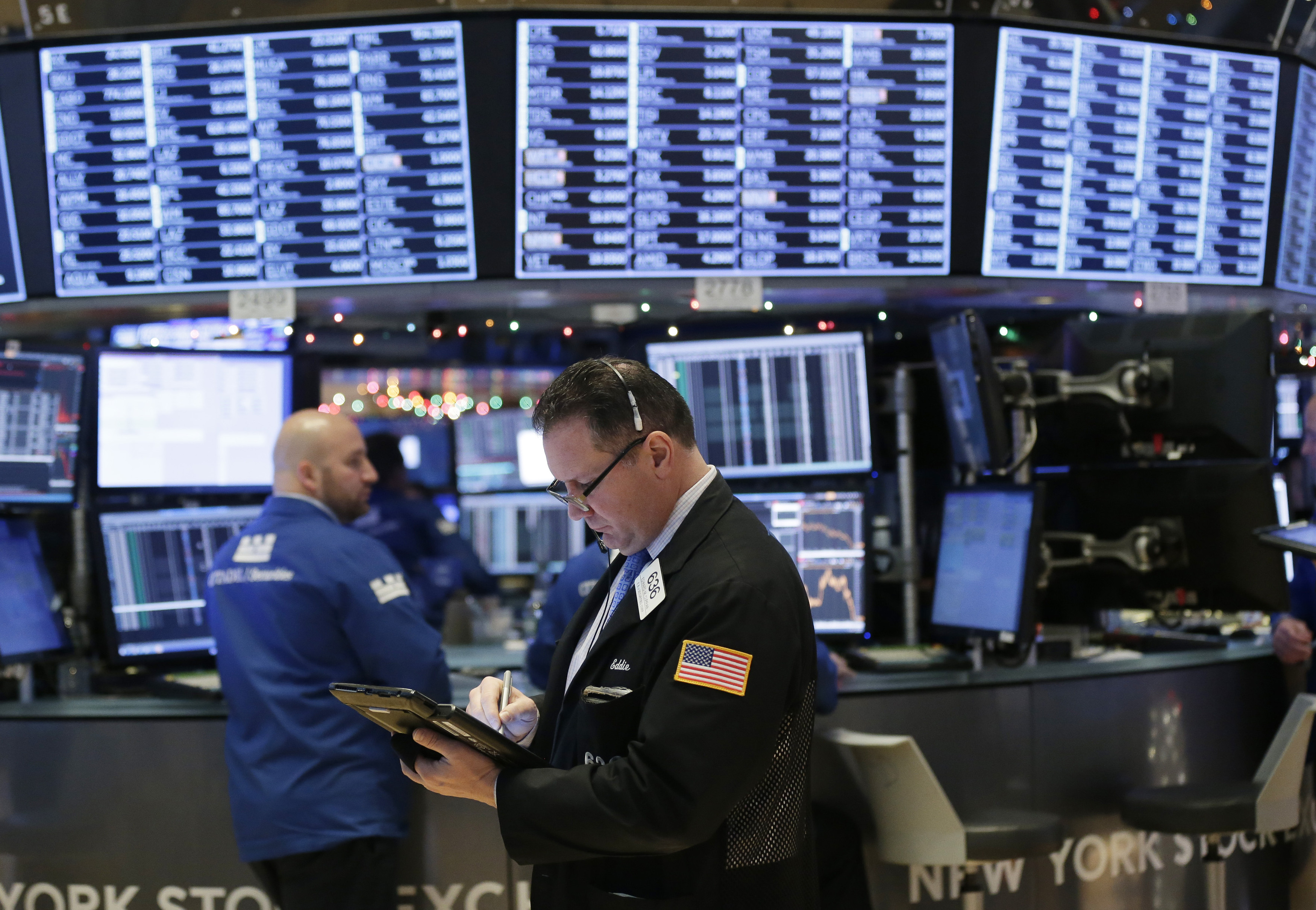 Miss Q看過長輩買股遭遇金融海嘯後讓退休遙遙無期，因此選擇存債券。（東方IC）