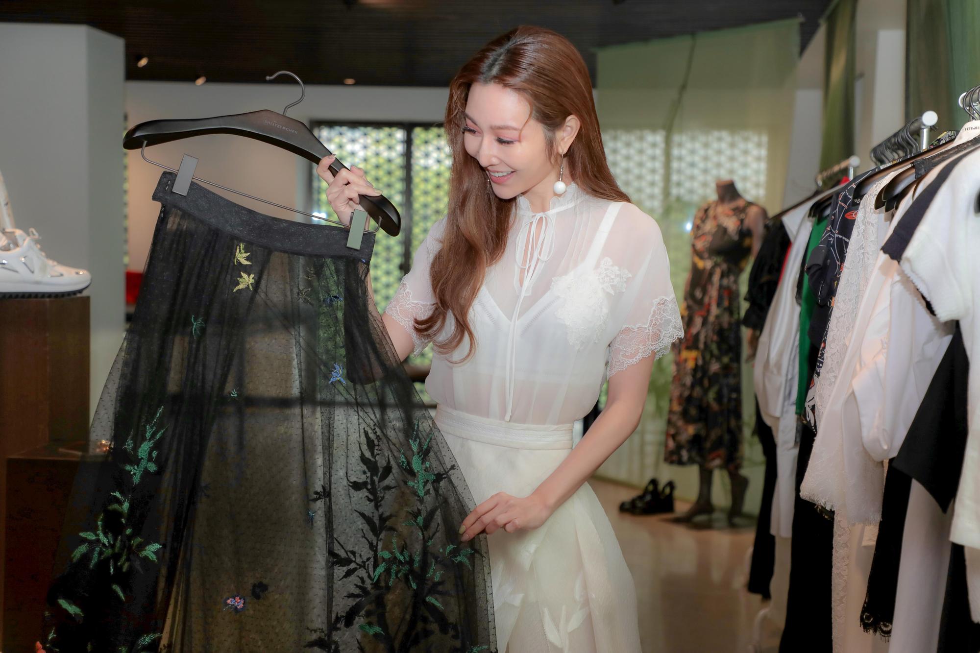 曾莞婷平常走個性風私服路線,但是變身仙女也很能開心享受,欣賞美麗服裝。(夏姿陳SHIATZY CHEN提供)