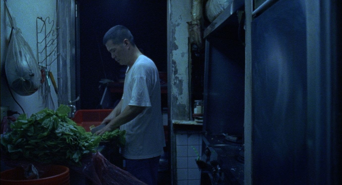 妮可和團隊常在一旁反覆觀察店主的動作,直到熟悉他的節奏為止。(金馬執委會提供)