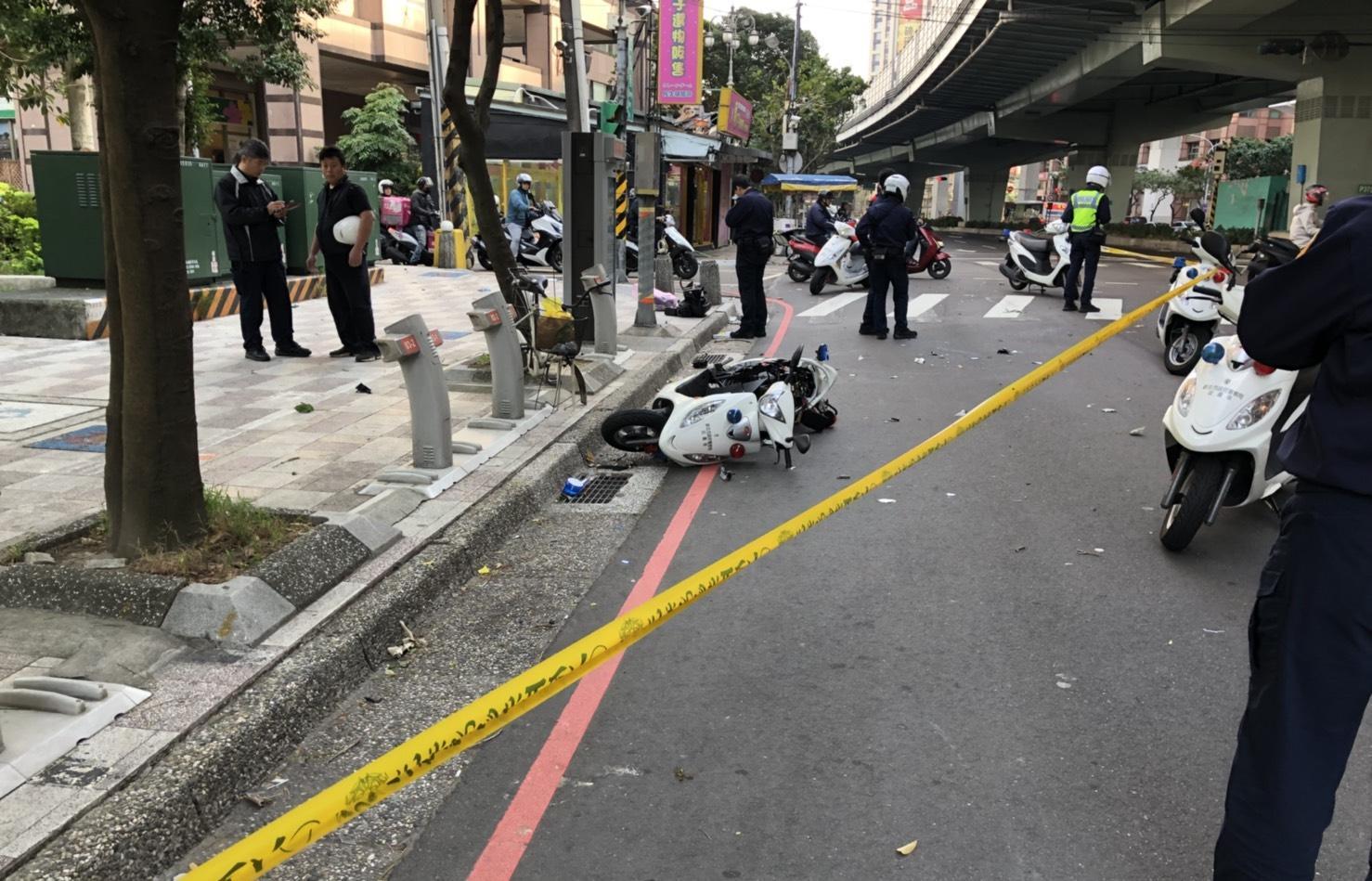 劉姓員警連人帶車遭撞飛，車體扭曲變形，不難想像當時撞擊力道之猛。（警方提供）