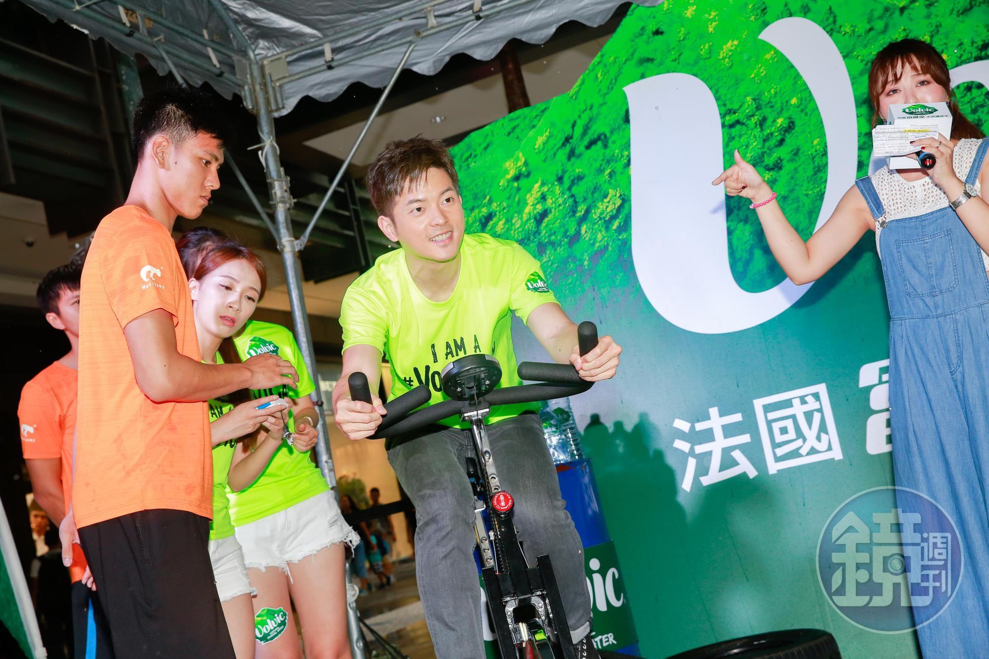 宥勝展現高效率工作態度,一秒進入拍照模式。