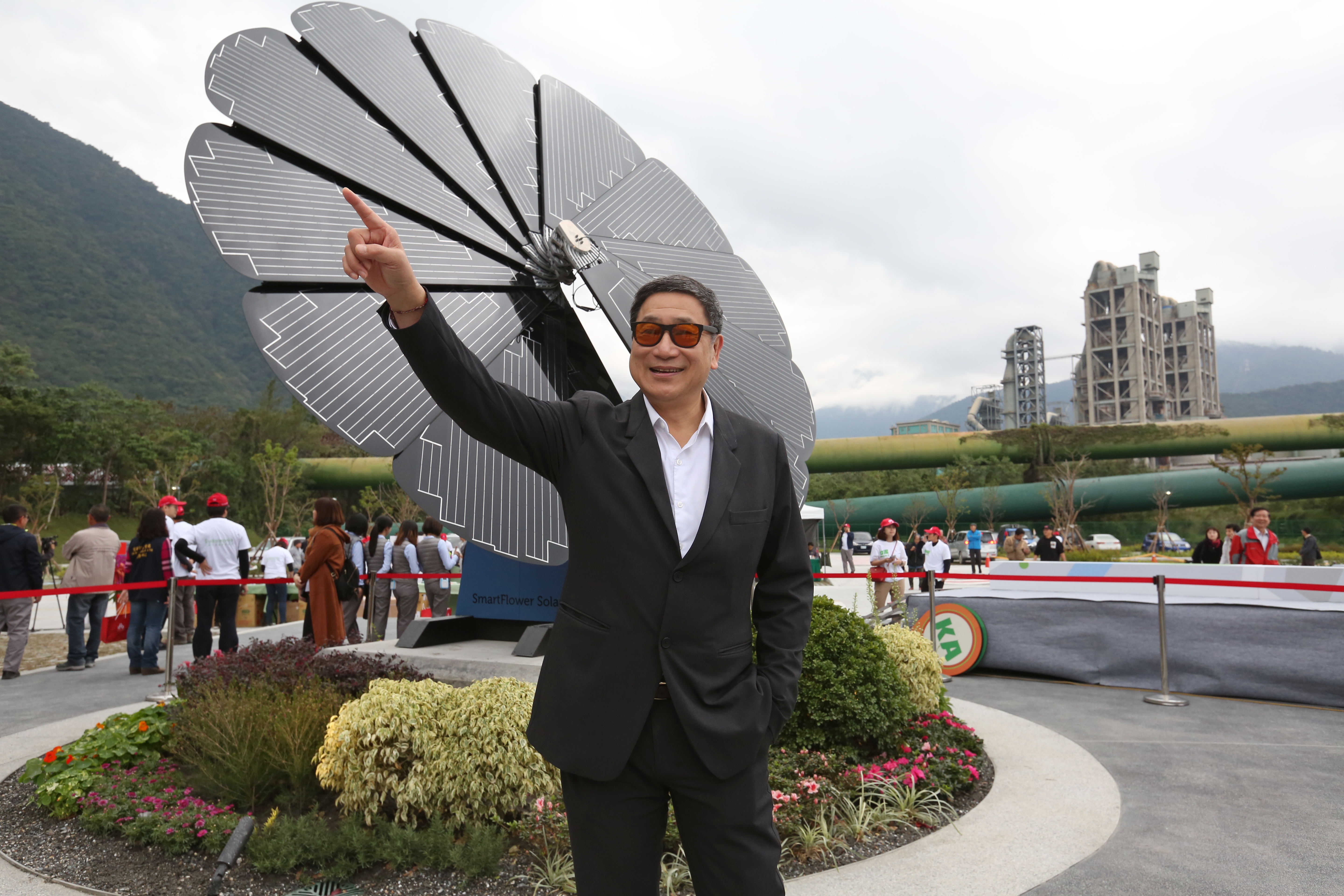 台泥董事長張安平介紹園區裡的太陽能裝置「和平花」。