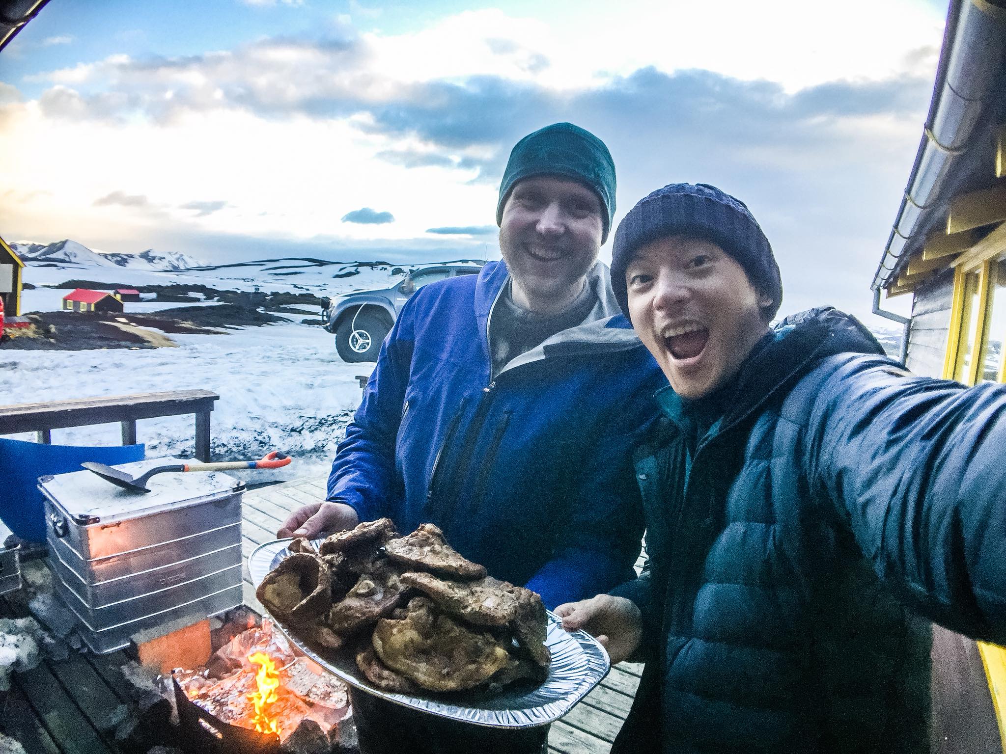 用當地人的生活方式旅行，是宥勝旅遊的精省之道，他透過沙發衝浪結交外國朋友。（翻攝自宥勝臉書）