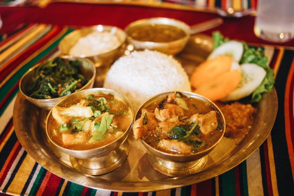 宥勝靠google翻譯打遍天下，經常跟著當地人到市場用餐，吃得在地又便宜。（翻攝自宥勝臉書）