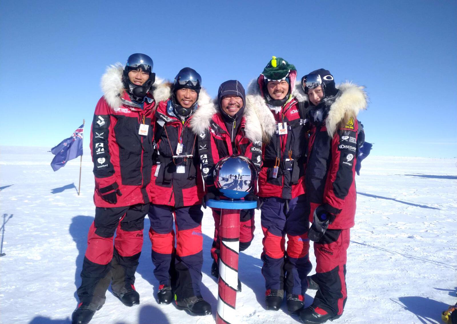 隨橘子關懷基金會長征南極點，宥勝(右2)坦言是人生最艱苦的挑戰，行前他連遺書都準備好了。（翻攝自宥勝臉書）