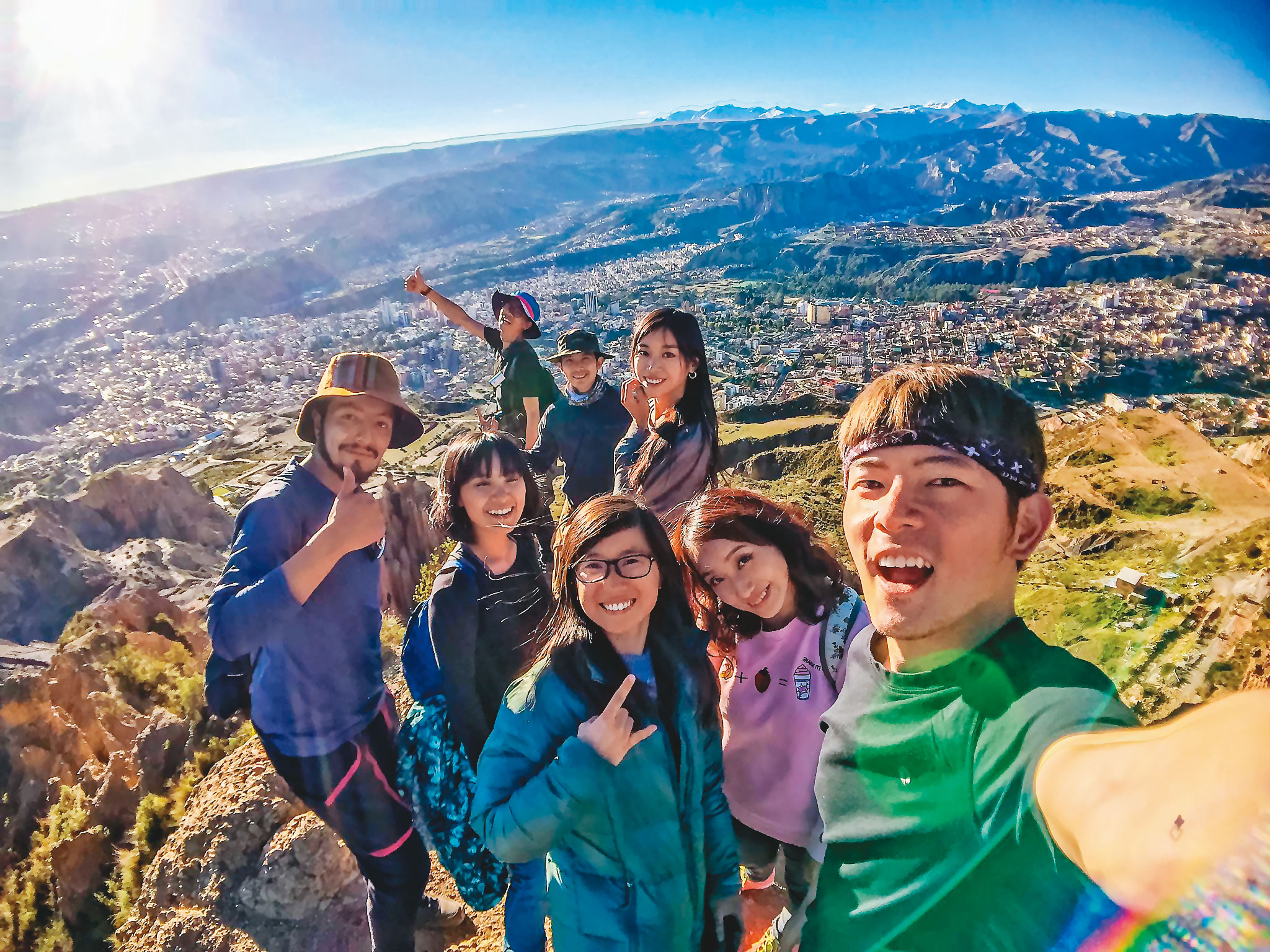 宥勝（右）身兼主持人、導演、製作人，曾帶著素人挑戰用6萬5千元遊南美洲20天。（翻攝宥勝臉書）