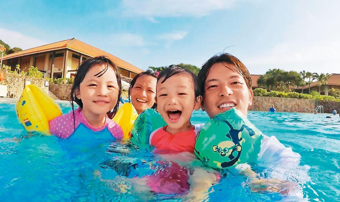 不願錯過孩子成長的每個關鍵時刻，宥勝（右）把大部分的時間留給家人。（翻攝宥勝臉書）