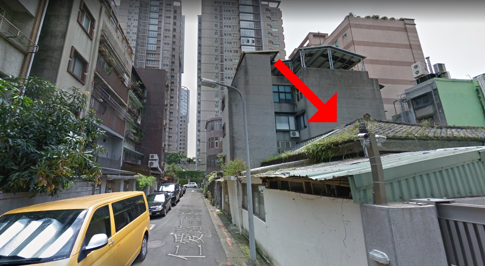 與帝寶同樣坐落仁愛路的60年平屋（紅箭頭處），於去年11月以天價1.63億元售出。（翻攝自Google地圖）